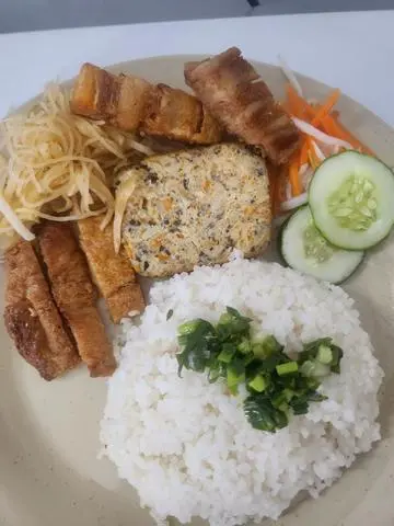 Hình ảnh Cơm sườn bì chả heo quay chay
