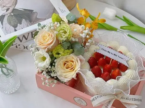 Hình ảnh Set Bánh Trái Dâu và Hoa Tươi