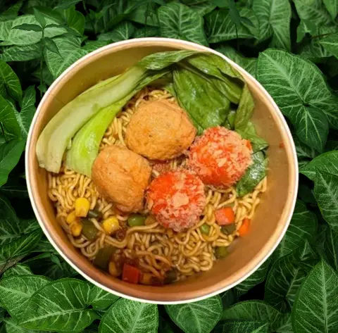 Hình ảnh Mì trộn chả bọc trứng cút + hải sản phomai