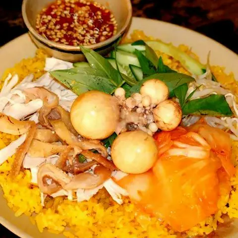 Hình ảnh Cơm Gà xé trứng non