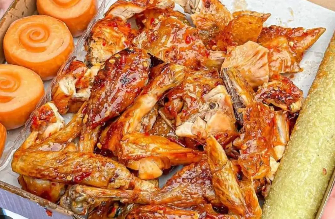Hình ảnh Gà nướng mật ong nguyên con + bánh bao chiên