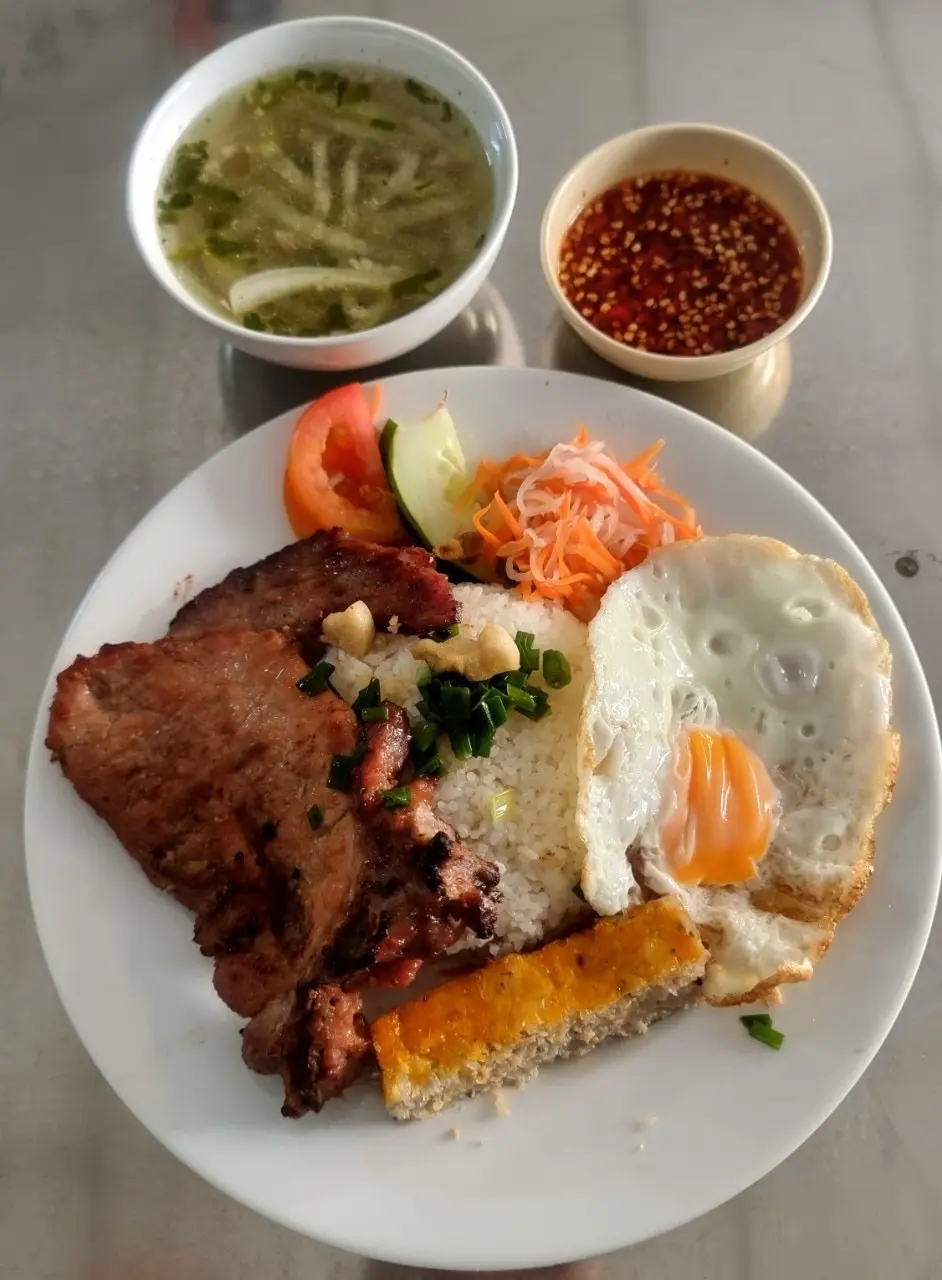 Hình ảnh Cơm Sườn Trứng Chả