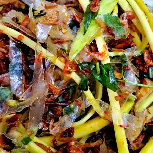 Hình ảnh Bánh tráng trộn khô bò Giòn vụn cay có trứng cút