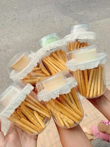 Hình ảnh Bánh Que Chấm Kem Dẻo Phô Mai Mặn