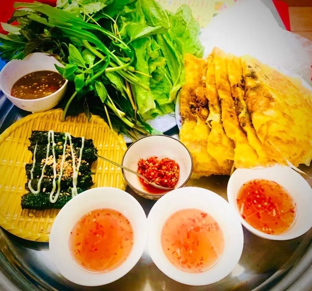Hình ảnh Bánh Xèo Thập Cẩm (1 Cái ) + 5 Viên Bò Nướng ( 3 Lá Lốt + 2 Mỡ Chài ) 