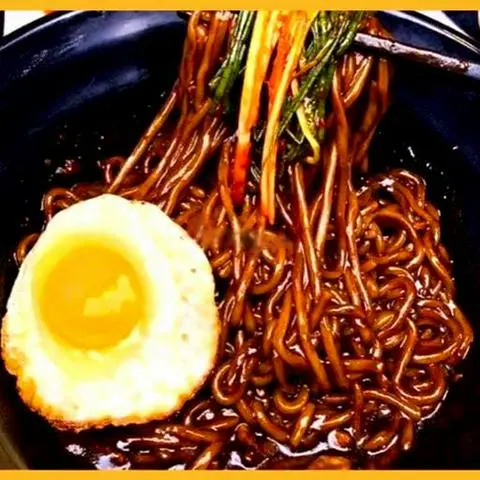 Hình ảnh Combo mì tương đen hàn quốc - bánh gạo sốt cay - Hồng trà Xoài Chanh 