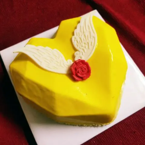 Hình ảnh Mango heart diamond mousse cake