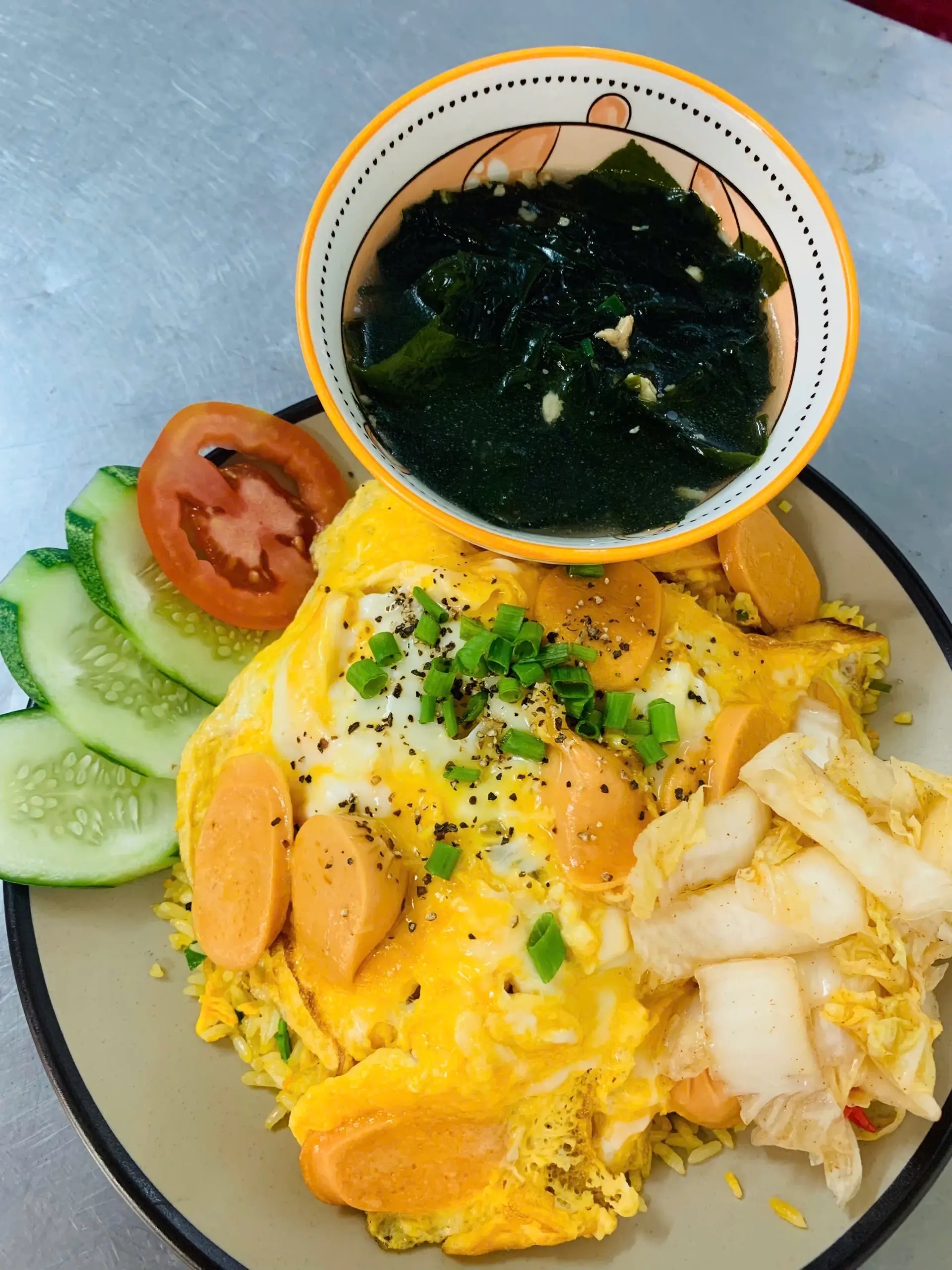 Hình ảnh Cơm chiên phủ trứng xúc xích