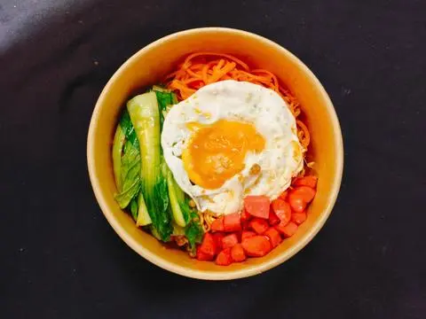 Hình ảnh CƠM TRỘN XÚC XÍCH