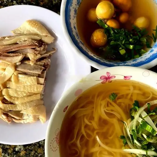 Hình ảnh 1 tô phở không - 1 đùi gà góc tư rút xương chặt sẵn - 1 trứng non