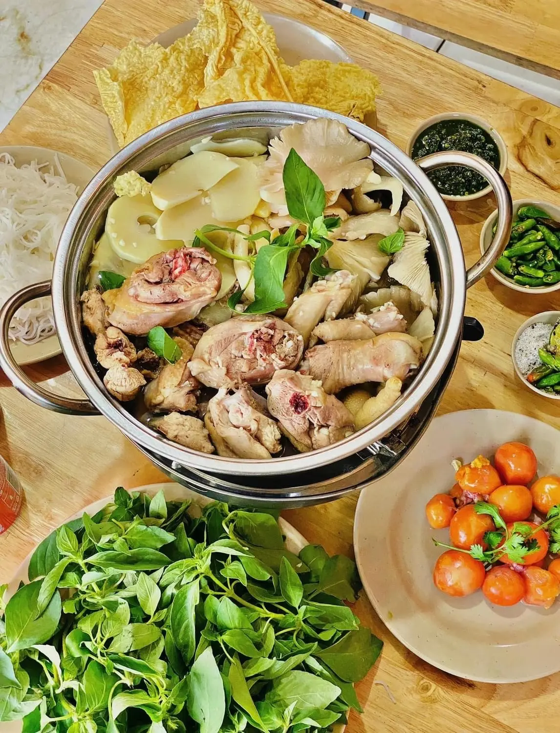 Hình ảnh Lẩu gà lá é lớn