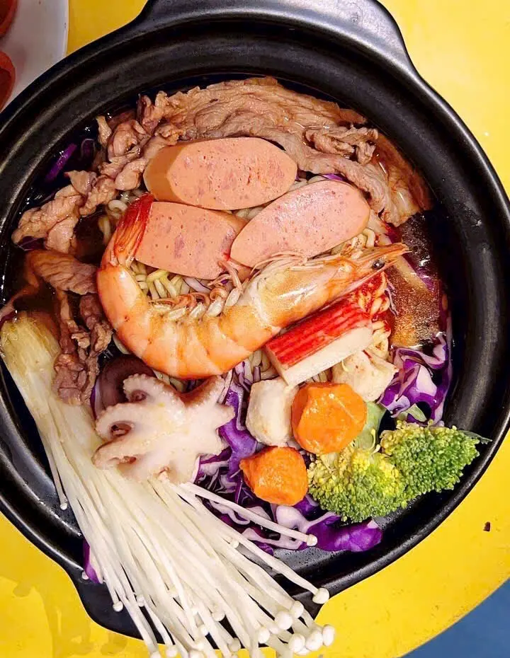Hình ảnh Mì cay mực , bò , xúc xích , cá viên, tôm viên, kim chi