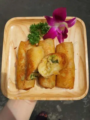 Hình ảnh Chả giò chay dùng kèm tương ớt (4 cuốn)