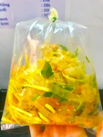 Hình ảnh Bánh tráng trộn - trứng cút