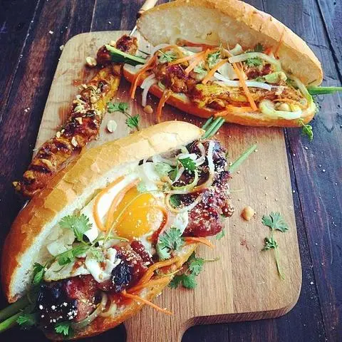 Hình ảnh bánh mì heo quay ốp la