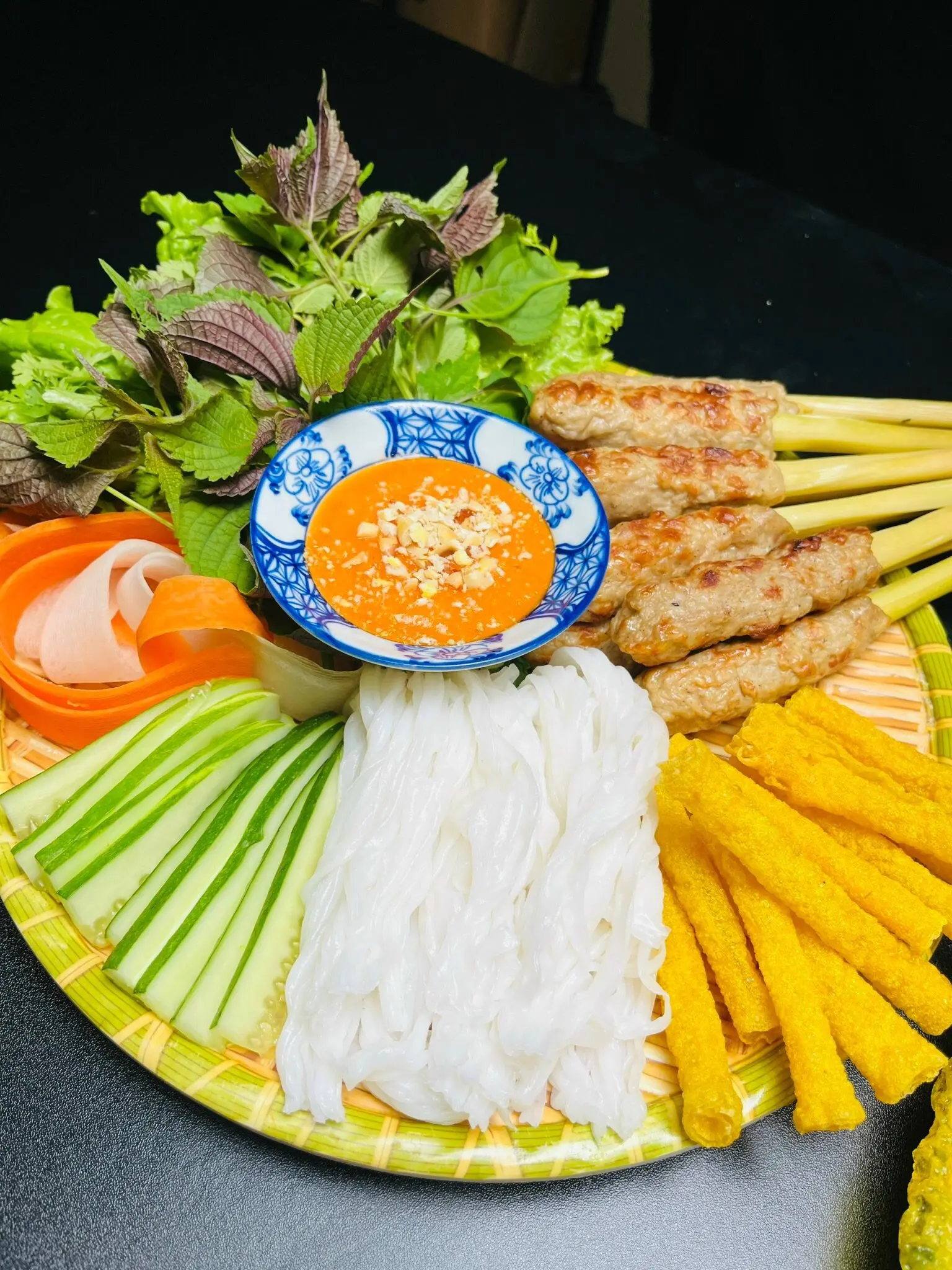 Hình ảnh Mẹt Nem Nướng Bọc Xả Nha Trang 