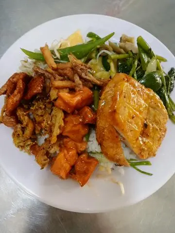 Hình ảnh cơm. thập cẩm nhiều món. thêm chả chén.  3 món xào....