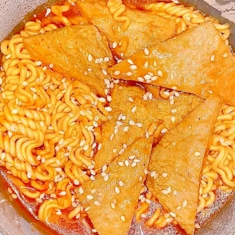 Hình ảnh Mì Nước, Sa Tế Mè, Chả Cá Hàn Quốc Lát + (Kèm Tương Ớt, Rau Bắp/Cải Thảo, Nấm)