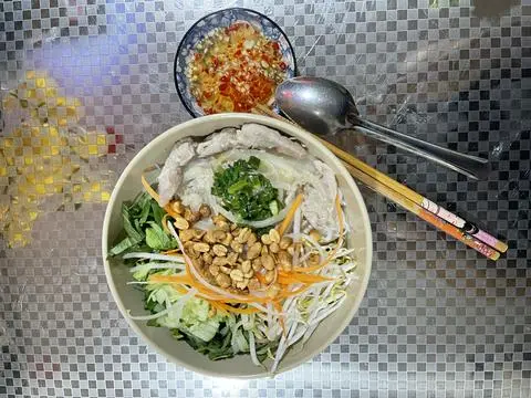 Hình ảnh Bún thịt xào củ hành