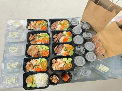 Hình ảnh Cơm tấm ức gà flie & thăn bò nướng + canh rong biển