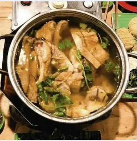 Hình ảnh Lẩu gà ớt hiêm size nhỏ - 1/2 con