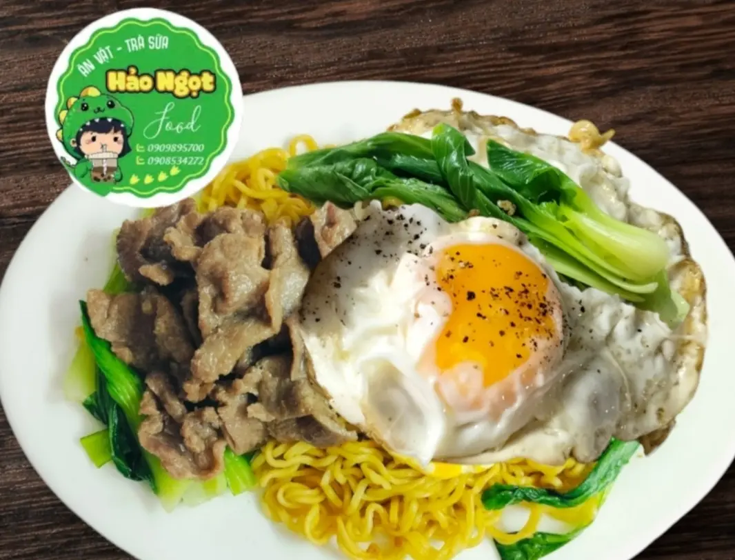 Hình ảnh MÌ TRỘN XÀO THỊT BÒ HÀNH TÂY + TRỨNG ỐP LA 
