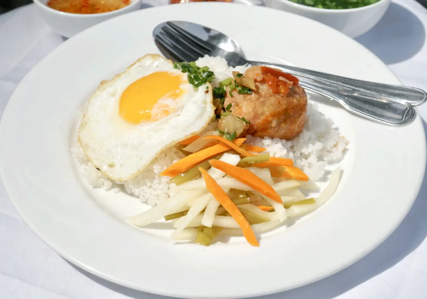 Hình ảnh Cơm Tấm Lạp Xưởng + Xíu Mại Ốp La + Bì Thêm