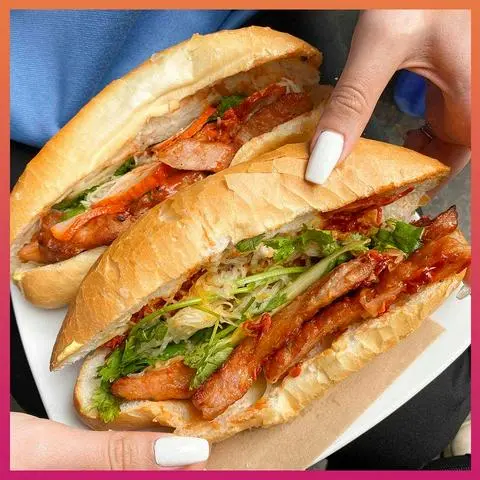 Hình ảnh Bánh mì heo quay nem nướng