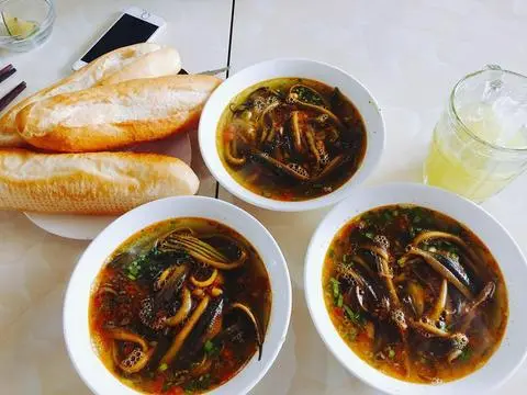 Hình ảnh Súp Lươn Cay Bánh Mỳ 