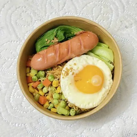 Hình ảnh Mì trộn trứng xúc xích
