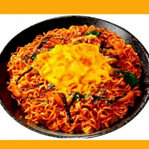 Hình ảnh Combo mì trộn gà cay phô mai - bánh gạo sốt cay - sữa tươi trân châu đường đen