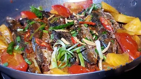 Hình ảnh Cơm cá nục kho thơm cà