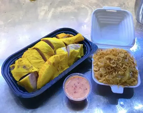Hình ảnh Nửa con gà ủ muối hoa tiêu - xôi nếp hành phi nhỏ