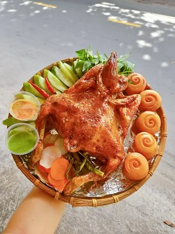 Hình ảnh 1/2 con gà quay - 3 cái bánh bao