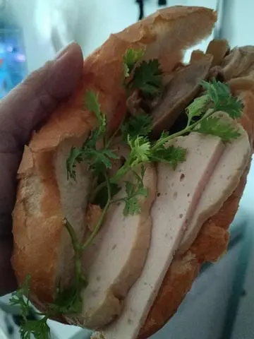 Hình ảnh Bánh mì chả lụa