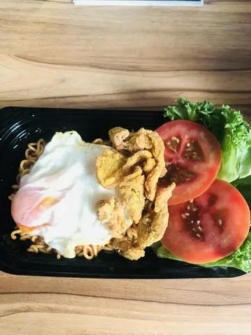Hình ảnh Mì trộn indo trứng chiên da heo