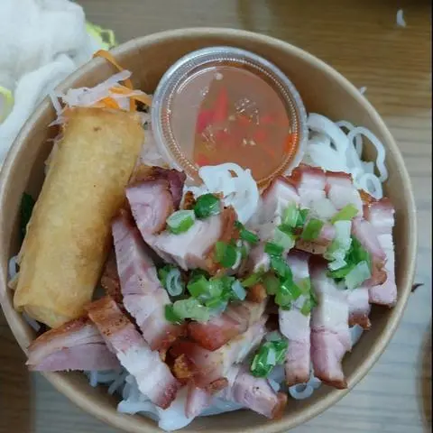 Hình ảnh bún heo quay+chả giò+cafe sữa đá