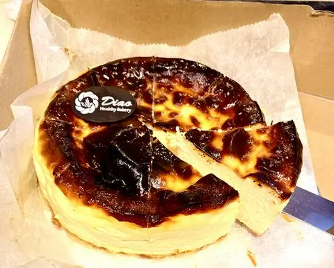 Hình ảnh Phô mai kem nướng cháy - Basque burnt cheese cake - nguyên bánh