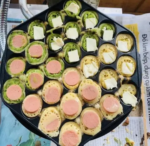 Hình ảnh Bánh trứng gà non truyền thống - matcha full xúc xích phô mai