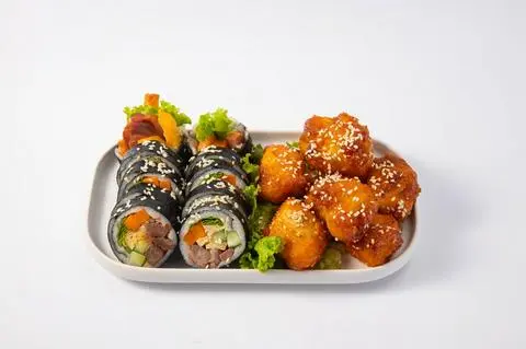 Hình ảnh Cơm cuộn ( kimbap) ức gà chiên