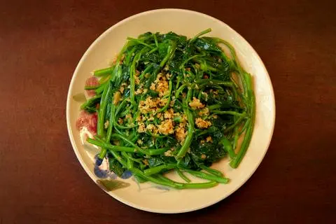 Hình ảnh Rau muống hữu cơ xào tỏi
