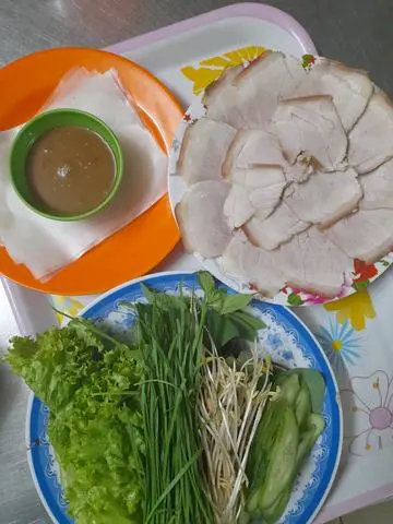 Hình ảnh Thịt luộc cuốn lá hẹ