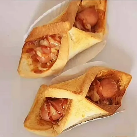 Hình ảnh 1 miếng sandwich ôm xúc xích