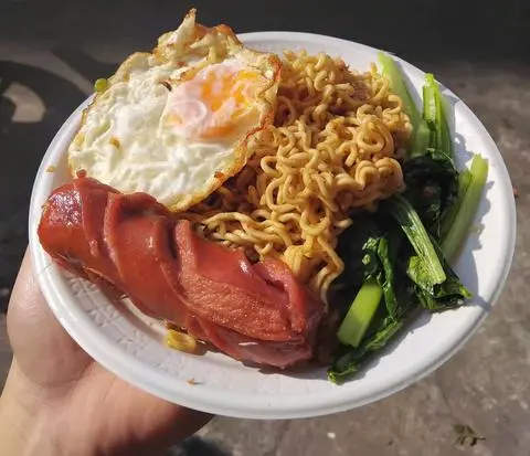 Hình ảnh Mì trộn trứng xúc xích