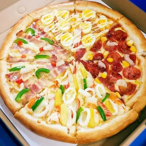Hình ảnh PIZZA 4 VỊ MIX SẲN TRỨNG CÚT XÚC XÍCH HẢI SẢN THỊT XONG KHÓI