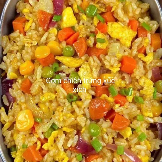 Hình ảnh Cơm chiên trứng xúc xích 