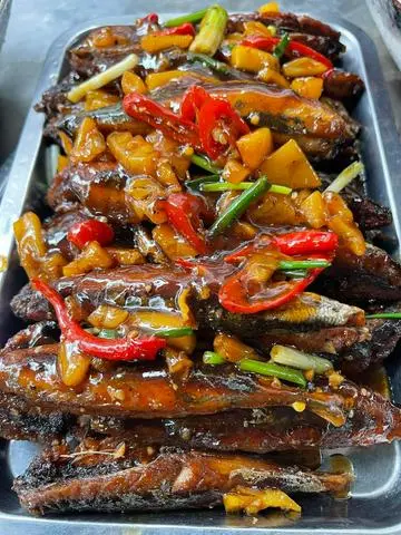 Hình ảnh Cơm cá nục sốt mắm dứa 