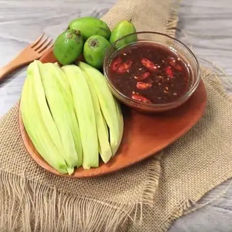 Hình ảnh Xoài Sống Chấm Mắm Ruốc Hộp Lớn