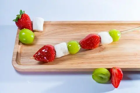 Hình ảnh Tanghulu Dâu Tây- Marshmallow-Nho Mẫu Đơn