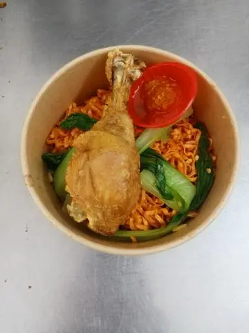 Hình ảnh Mì trộn gà chiên mắm tỏi